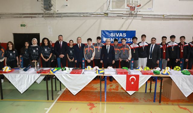 Sivas Valisi Şimşek, spor malzemesi dağıtımına katıldı
