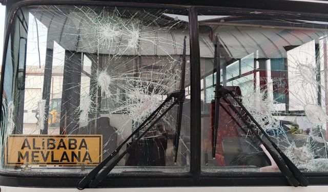 Sivas'ta belediyenin işçi servisine zarar verildi