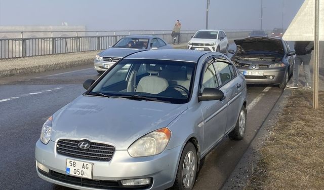 Sivas'ta buzlanma nedeniyle meydana gelen zincirleme kazalarda 51 araç hasar gördü