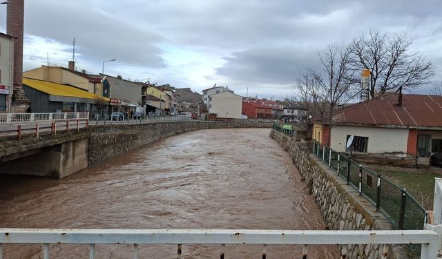 Sivas'ta eriyen kar sularıyla Tecer Irmağı'nın debisi yükseldi