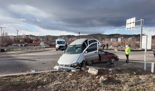 Sivas'ta iki otomobilin çarpıştığı kazada 3 kişi yaralandı
