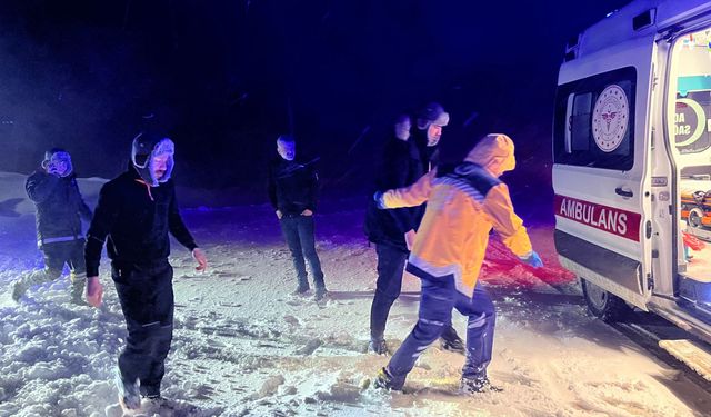 Sivas'ta kar ve tipide mahsur kalan işçiler kurtarıldı