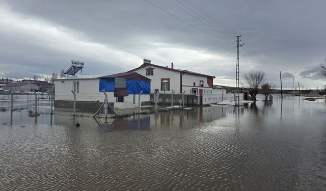 Sivas'ta sağanak ve eriyen kar su baskınlarına neden oldu