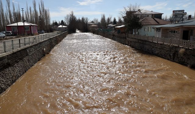 Sivas'ta yaklaşık 10 bin dönüm ekili tarım arazisi su altında kaldı