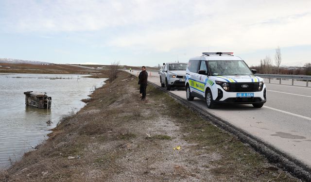Sivas'ta yol kenarındaki su birikintisine devrilen otomobilin sürücüsü yaralandı