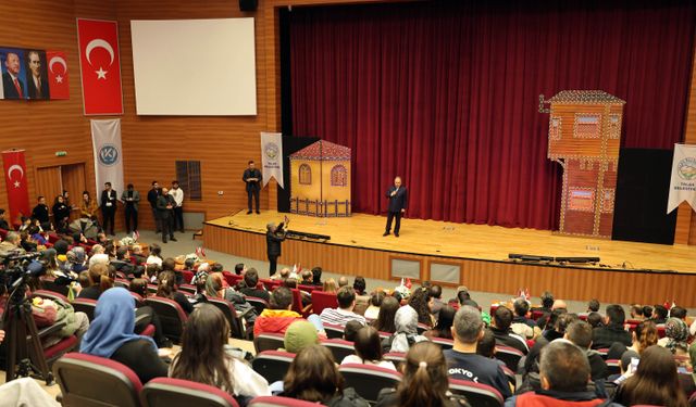 Talas Belediyesi Hacivat ile Karagöz'ü çocuklarla buluşturdu