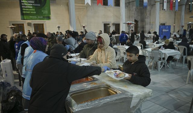 TDV, Kocatepe Camisi'nde yaklaşık 2 bin kişilik iftar sofrası kuruyor