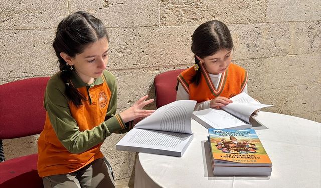 'Türkçenin bayraktarı Aşık Paşa'nın torunları, yazdıkları hikaye ve şiirlerle Türk diline sahip çıkıyor