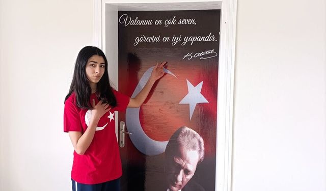 Ulaş'ta bir köy okulunun sınıf kapıları Atatürk ve Aşık Veysel resimleriyle kaplandı