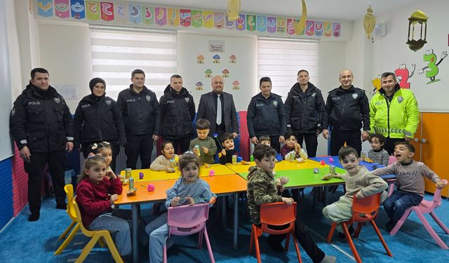 Ulaş'ta polisler Kur'an kursu öğrencileriyle bir araya geldi