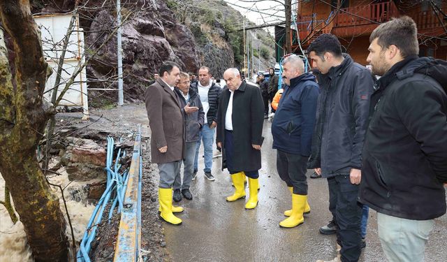 Yahyalı Kaymakamı Gültekin ve Belediye Başkanı Öztürk selden etkilenen bölgede inceleme yaptı
