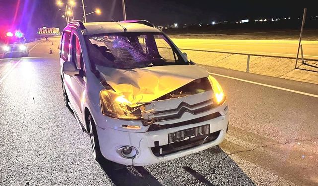 Aksaray'da hafif ticari araç yaya çarptı, 2 kişi yaralandı