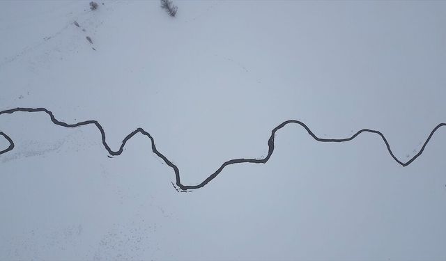 Bayburt'ta menderesler karla kaplandı