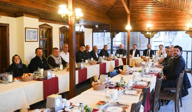 Beypazarı Belediye Başkanı Kasap, meclis üyeleriyle iftarda bir araya geldi