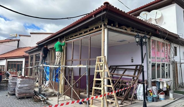 Güdül'de çarşı içinde cephe iyileştirme projesi sürüyor