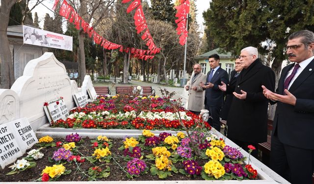İYİ Parti Genel Başkanı Dervişoğlu, Necmettin Erbakan'ı kabri başında andı