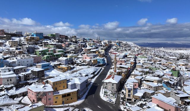 Kayseri'nin beyaza bürünen 'renkli evler'i dronla görüntülendi