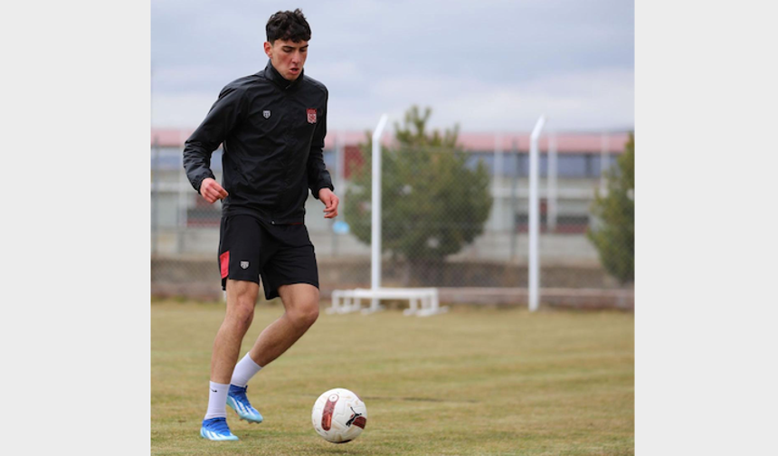 Ahmet Emin Akpınar Sivasspor'da profesyonel sözleşmeyi imzaladı