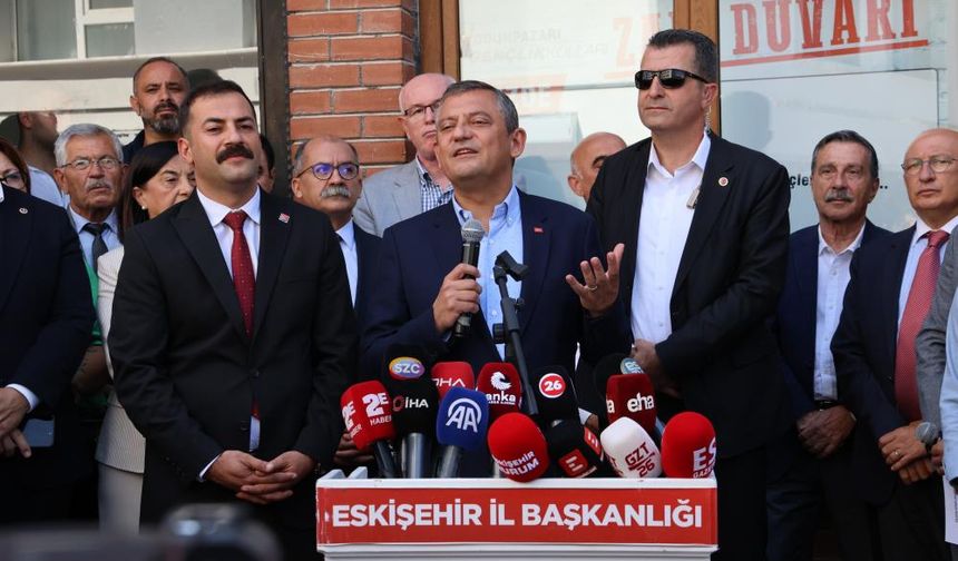 CHP Genel Başkanı Özel Eskişehir İl Başkanlığı ziyaretinde mali darbe girişimini kınadı