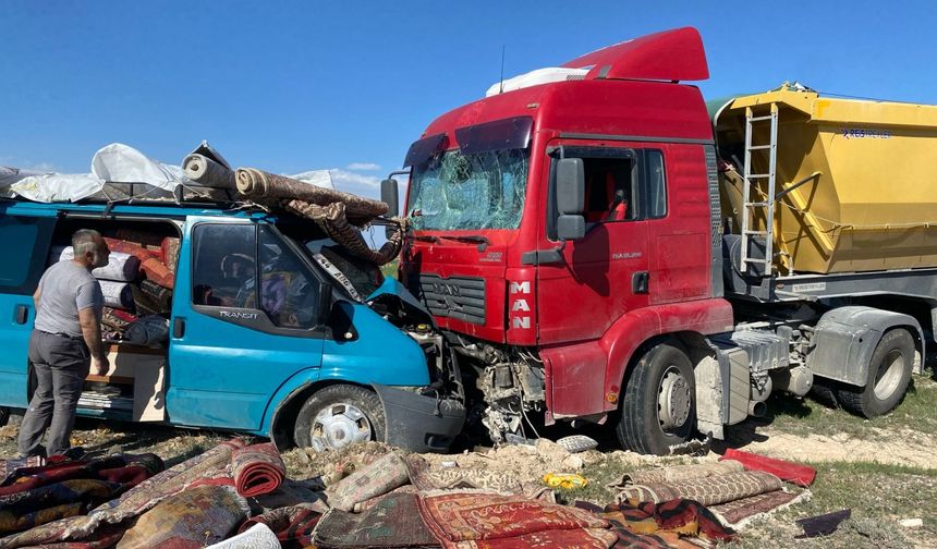 Aksaray'da kamyon ile halı yüklü minibüsün çarpışması sonucu 2 kişi yaralandı