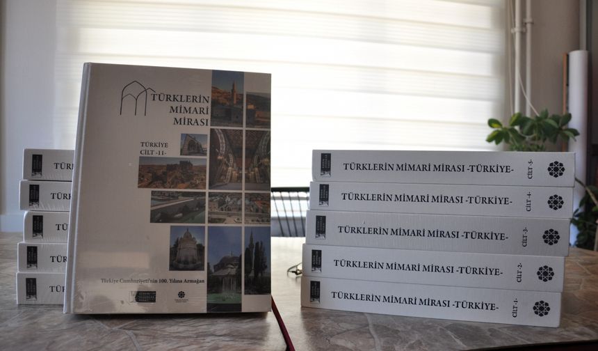 Eskişehirli akademisyen, katkıda bulunduğu eseri Karaçay Türklerinin derneğine bağışladı