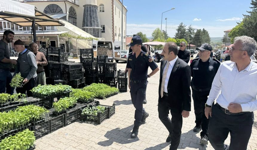 Gemerek Kaymakamı Koca ve Başkan Çelikten semt pazarını ziyaret etti
