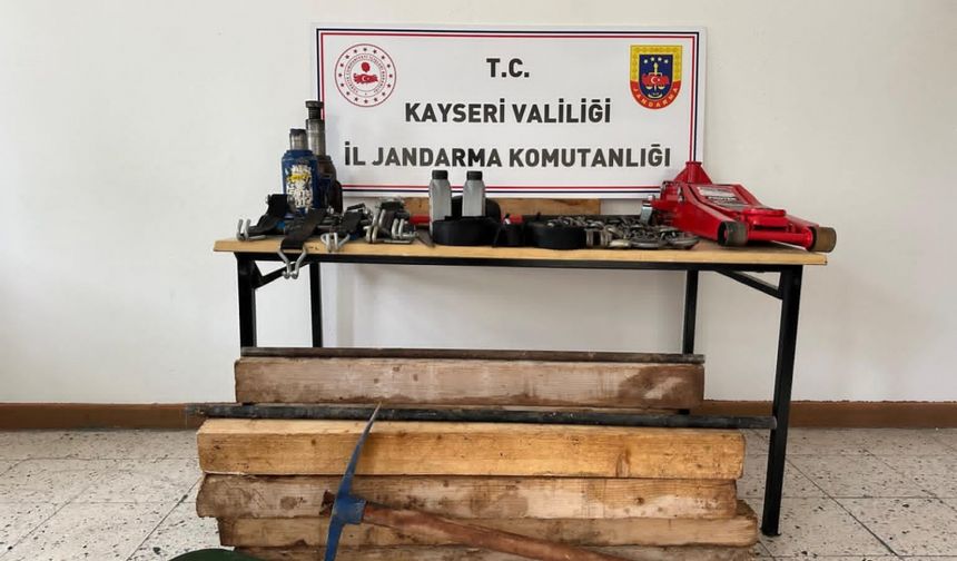 Kayseri'de kaçak kazı yapan 4 şüpheli suçüstü yakalandı