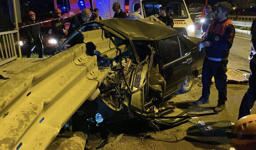 Sivas'ta otomobil bariyere saplandı, hurdaya dönen araçtan sürücü sağ çıktı