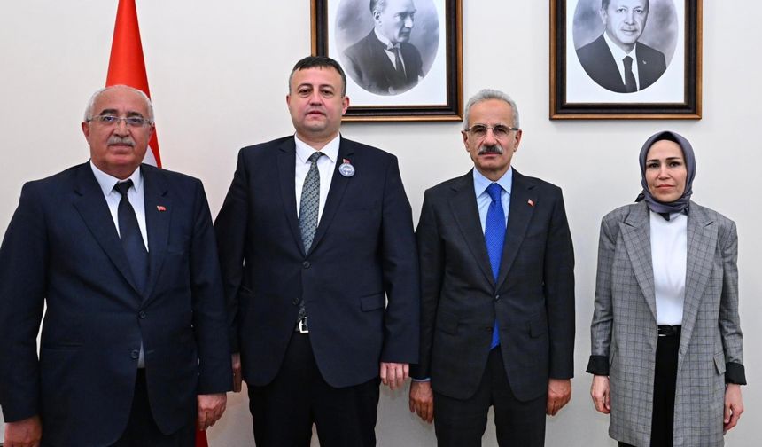 Ulaştırma ve Altyapı Bakanı Uraloğlu, AK Parti heyetini kabul etti