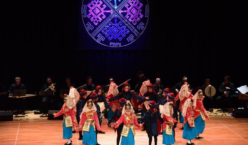 Çocuk Halk Dansları Topluluğu'nun gösterisi büyüledi