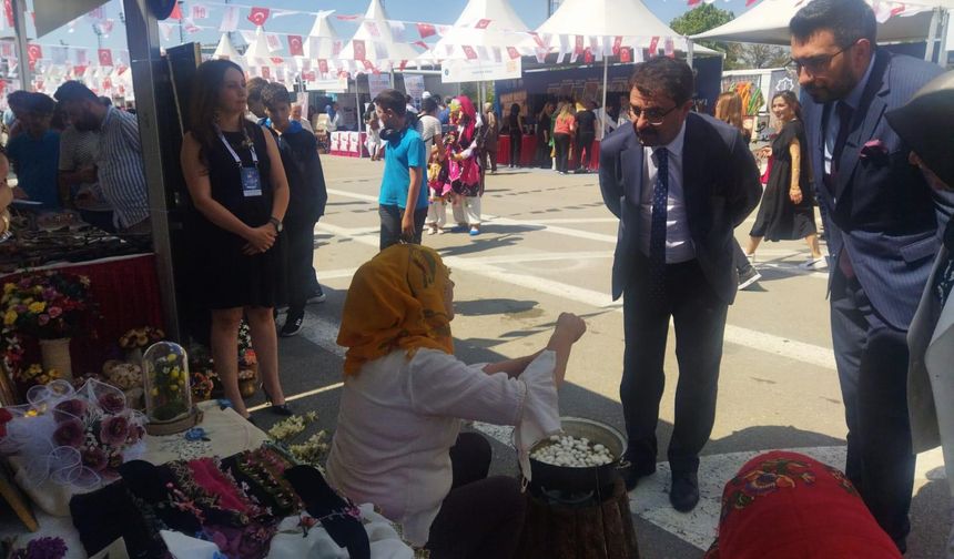 Ankara'daki festivalde ipek iğne oyaları tanıtıldı