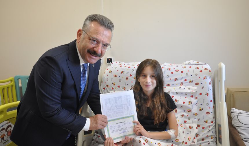 Eskişehir Valisi Aksoy, hastanede tedavi gören öğrencilere karnelerini verdi