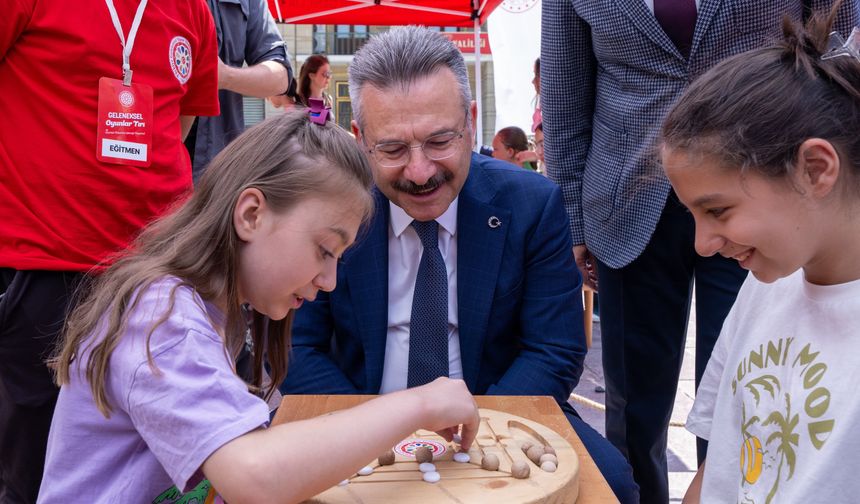 'Geleneksel Oyunlar Tırı' Eskişehir'de öğrencilerle buluştu