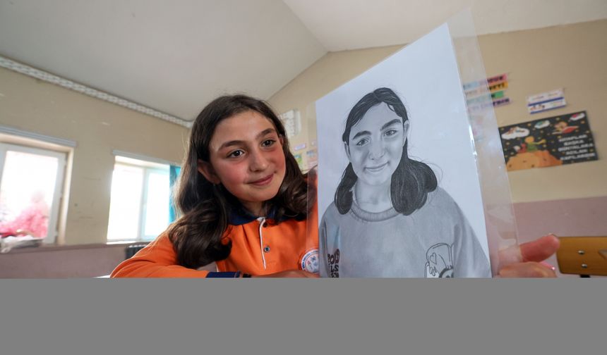 Gönüllü ressamlar, köy okulundaki öğrencilerin portrelerini karakalemle ölümsüzleştirdi