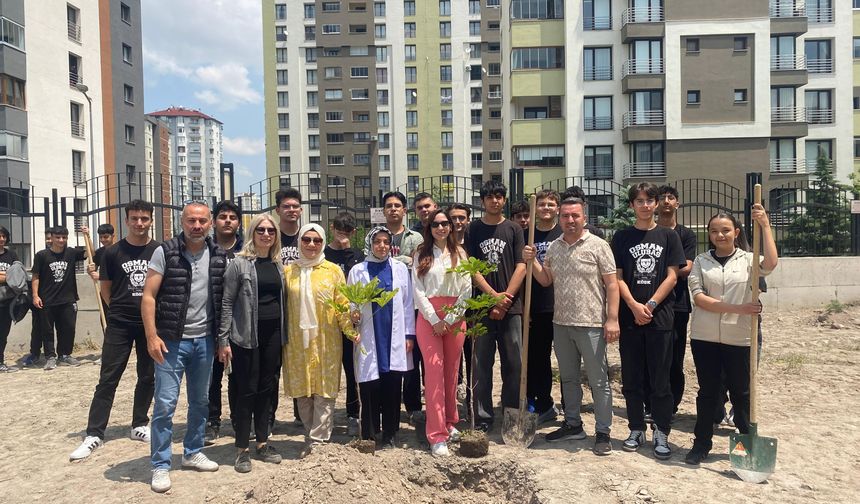 Lise öğrencileri eski tişörtleri çantaya, meyve atıklarını ise komposta dönüştürüyor