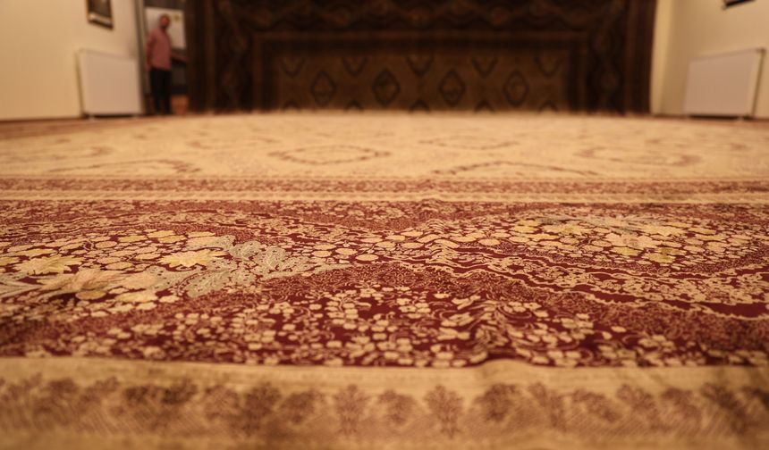 Nevşehir'de 102 metrekarelik ipek halı ilgi görüyor