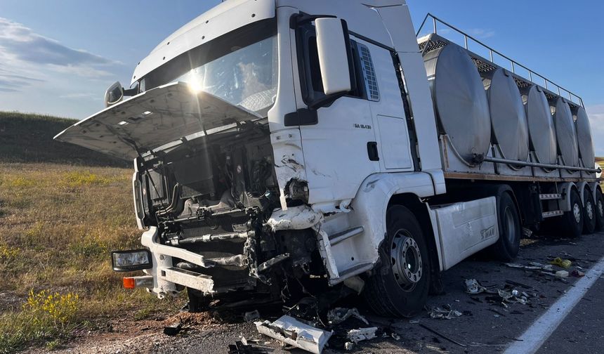 Nevşehir'de tır ve otomobilin çarpıştığı kazada 2 kişi yaşamını yitirdi