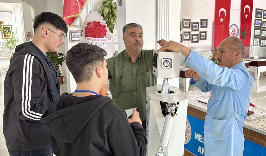 Öğrenci ve öğretmenlerin geliştirdiği robot "AhiBot", ziyaretçilere rehberlik ediyor