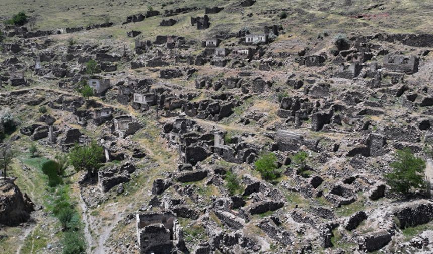 Terk edilen köylerini selden geriye kalan minareden seyrediyorlar