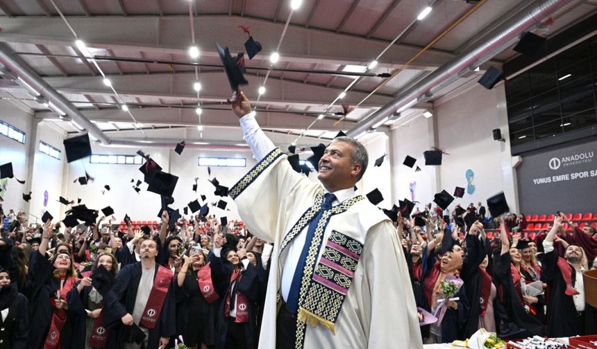 Anadolu Üniversitesinde mezuniyet coşkusu sona erdi