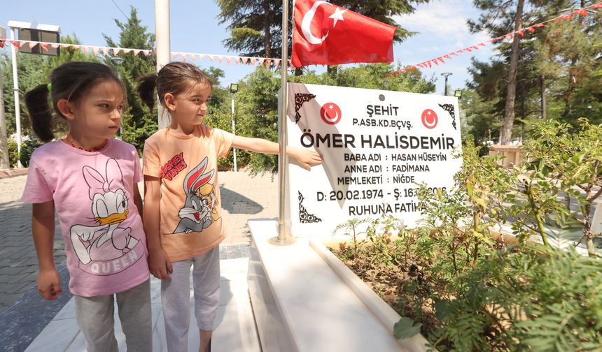 15 Temmuz kahramanı şehit Ömer Halisdemir'in kabrinde yoğunluk yaşanıyor