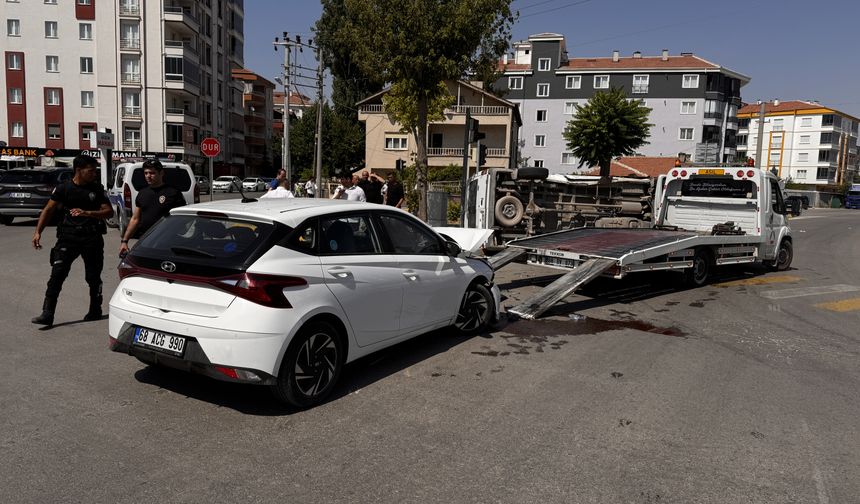 Aksaray'da otomobille çarpışan servis minibüsündeki 8 öğrenci yaralandı