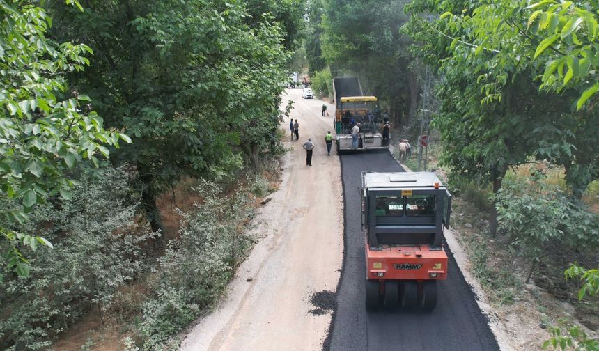 Başkan Öztürk, Çağlayan Mahallesi'ndeki asfalt çalışmalarını inceledi