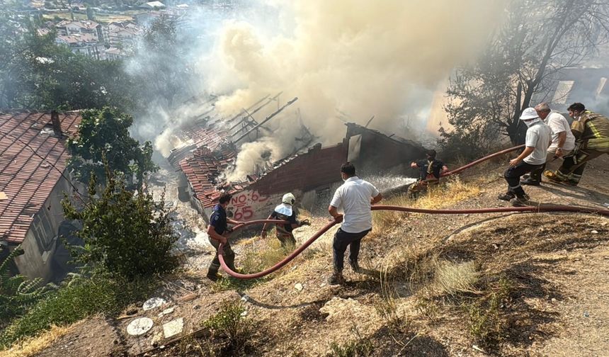 Başkentte çıkan yangında 8 gecekondu kullanılamaz hale geldi