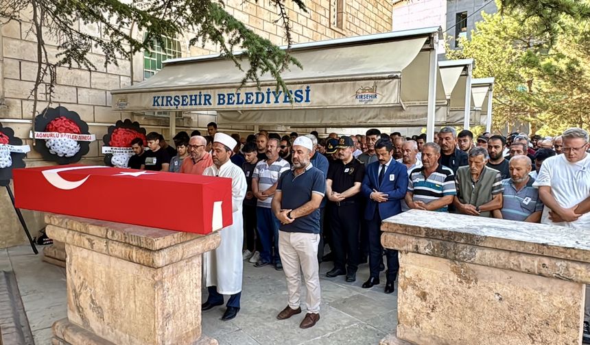 Diyarbakır'da trafik kazasında vefat eden polis memuru Kırşehir'de toprağa verildi