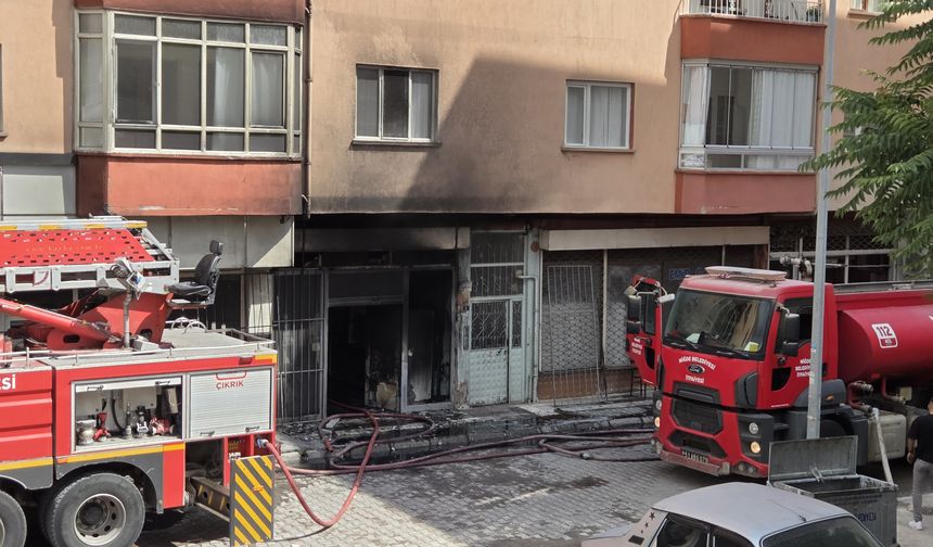 GÜNCELLEME - Niğde'de beyaz eşya deposunda çıkan yangın kontrol altına alındı