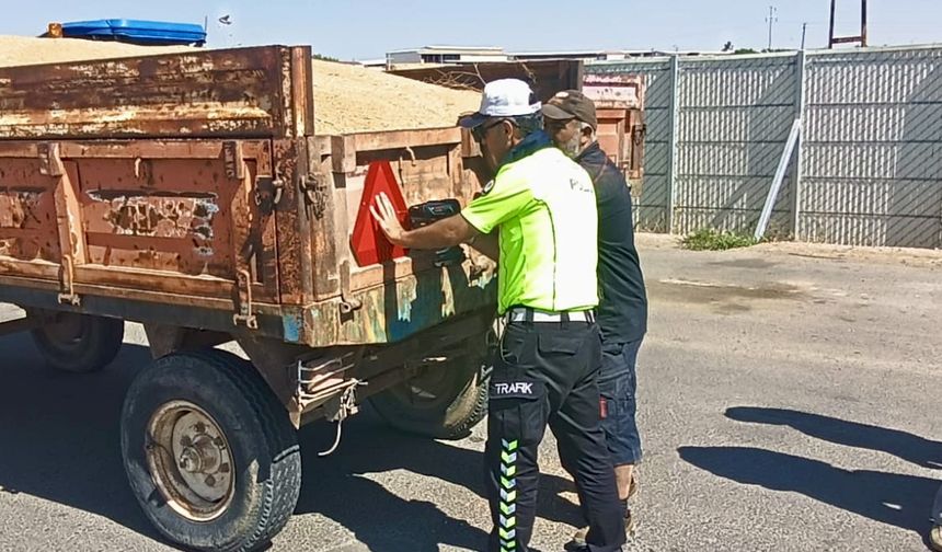 Kırşehir'de hasat dönemindeki 55 traktör römorkuna reflektör takıldı