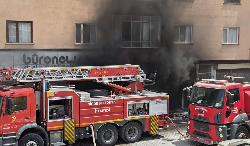 Niğde'de beyaz eşya deposunda çıkan yangına müdahale ediliyor