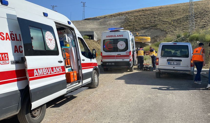 Sivas'ta göçük altında kalan 2 işçi yaralandı