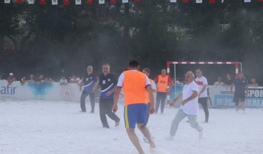 Çankırı'da tuzdan sahada futbol ve voleybol maçı yapıldı